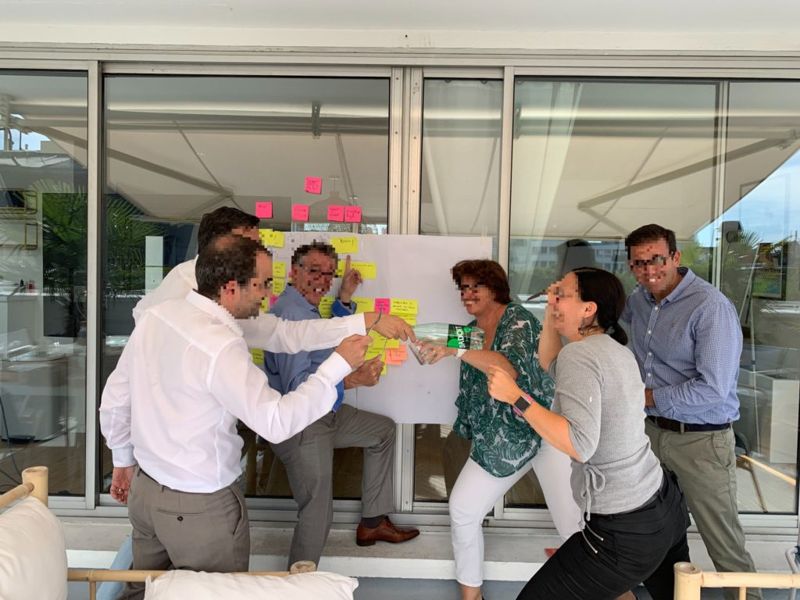 Managers en atelier post-it pendant la formation Manager facilitateur