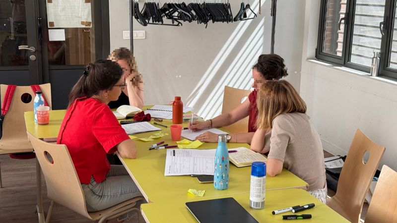 Une équipe travaille sur ses propres cas pendant une formation sur mesure