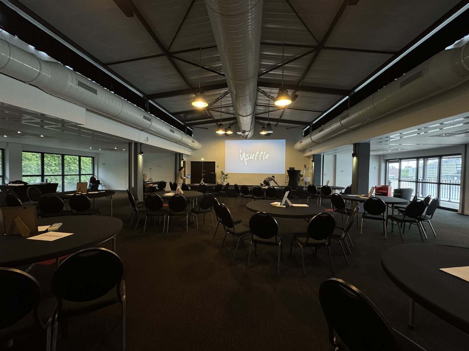 Une grande salle, beaucoup de tables : plus un groupe grossit, plus la part de chacun devient invisible Une grande salle, beaucoup de tables : plus un groupe grossit, plus la part de chacun devient invisible