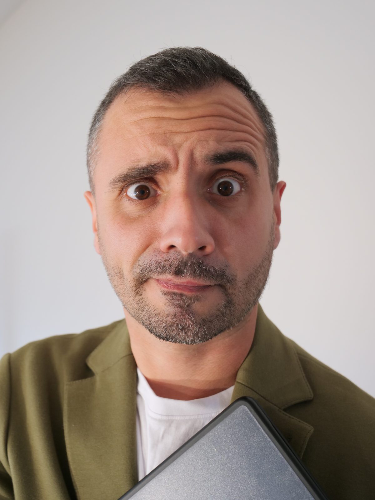 Yoan Lureault, perplexe, en veste kaki
