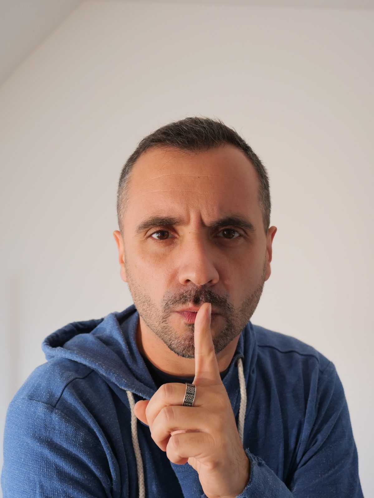 Un tour de table où personne ne dit non n'est pas forcément un accord : c'est parfois un silence partagé Un tour de table où personne ne dit non n'est pas forcément un accord : c'est parfois un silence partagé